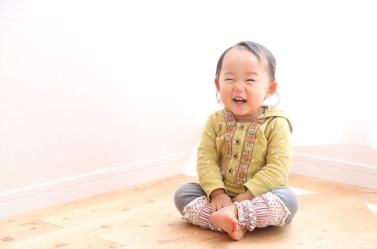 男の子座ってる
